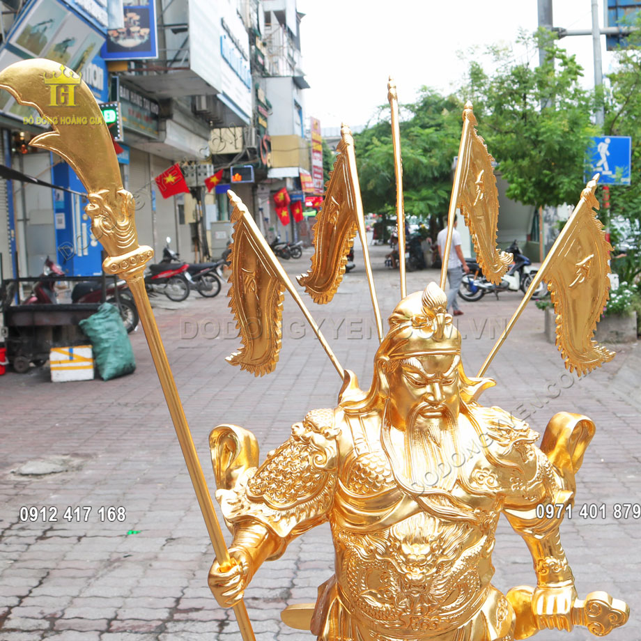 Từng đường n&eacute;t tr&ecirc;n pho tượng được nghệ nh&acirc;n chăm ch&uacute;t tỉ mỉ đến từng chi tiết